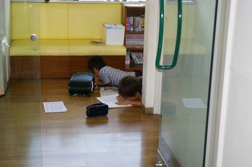 宿題をしていく小学生.jpg